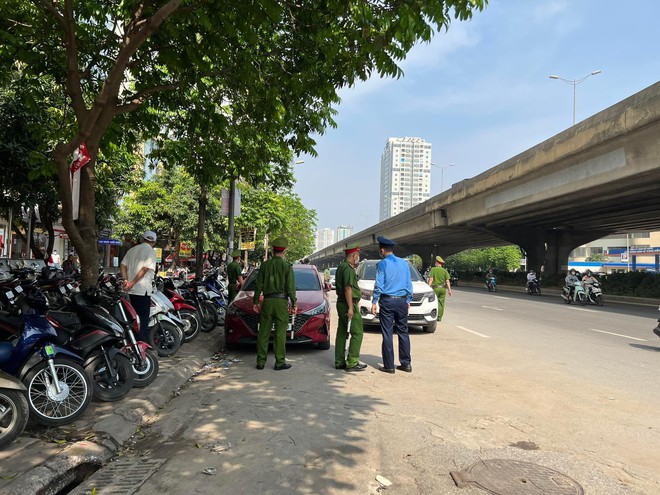 Ô tô dừng đỗ lấn chiếm mặt đường khu đô thị Kim Văn - Kim Lũ, xử lý nghiêm vẫn tái diễn ảnh 4