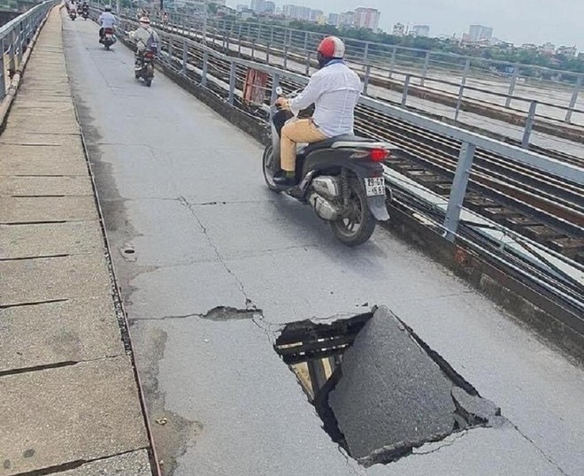 Mặt cầu Long Biên liên tục bị “thủng”, nguy hiểm cho người và phương tiện qua lại ảnh 1