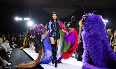 Dàn người mẫu ngã trên sàn catwalk trong Show VietNam International Fashion Week