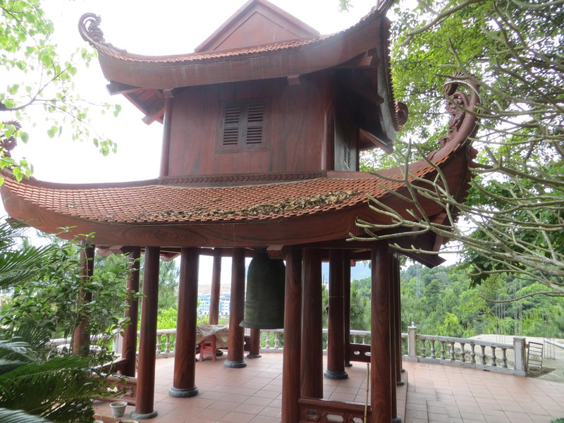 Lầu chuông trong sân đền.