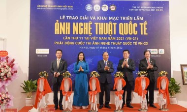 Chủ tịch nước Nguyễn Xuân Phúc dự triển lãm cuộc thi Ảnh nghệ thuật quốc tế lần thứ 11 tại Việt Nam