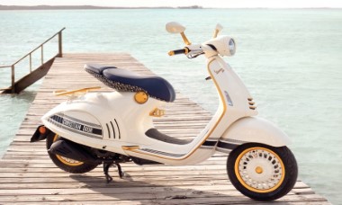 "Lác mắt" với siêu phẩm xe máy Vespa 946 Christian Dior, chị em ngồi xế hộp vẫn mê mẩn muốn chồng rinh về