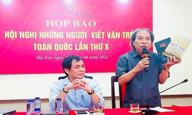 Đề nghị "hỗ trợ vé máy bay" của Hội Nhà văn gây tranh luận trên mạng xã hội