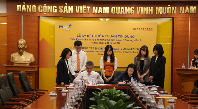 Đại diện Lãnh đạo PVcomBank và SCSB ký hợp đồng hợp tác tín dụng song phương.