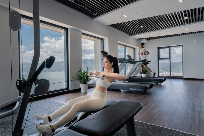 Không gian phòng gym hiện đại với tầm nhìn hướng biển khoáng đạt