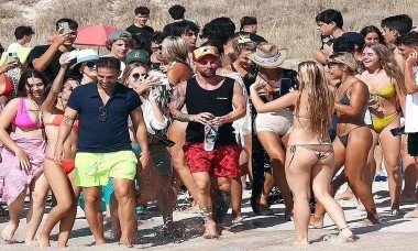 Messi ngại ngùng khi bị dàn người đẹp bikini vây quanh