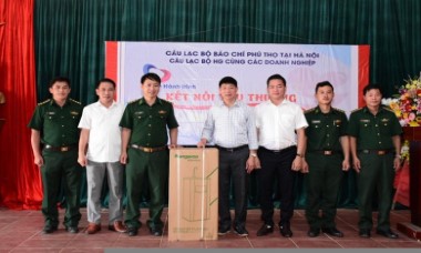 CLB Báo chí Phú Thọ thăm, tặng quà cho học sinh và gia đình có hoàn cảnh khó khăn tại Lào Cai