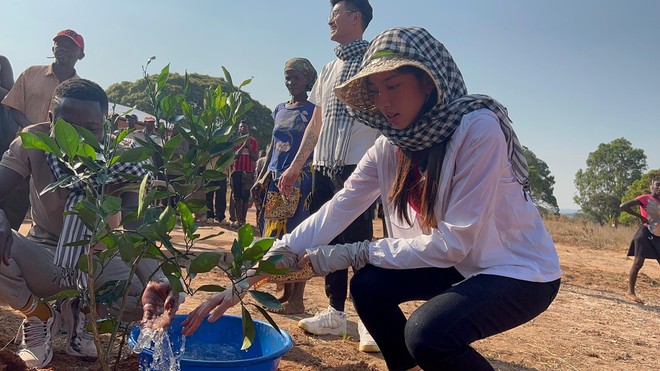 Hoa hậu Thùy Tiên trồng cam cạnh giếng nước sạch tặng người dân Angola ảnh 1