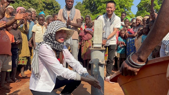 Hoa hậu Thùy Tiên trồng cam cạnh giếng nước sạch tặng người dân Angola ảnh 9