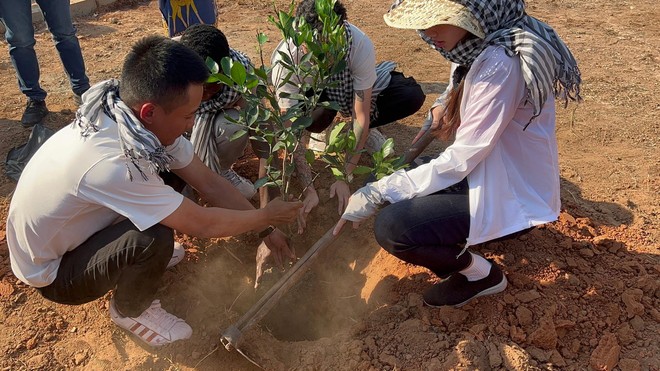 Hoa hậu Thùy Tiên trồng cam cạnh giếng nước sạch tặng người dân Angola ảnh 16