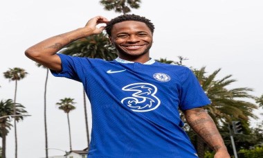 Sterling chính thức trở thành 'bom tấn' đầu tiên của Chelsea