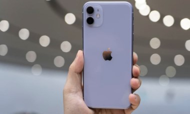 Với 10 triệu nên mua iPhone 11 hay Galaxy A73 5G?