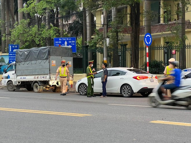 “Vượt nắng, thắng mưa” bám đường xử lý vi phạm giao thông ở cửa ngõ phía Nam Thủ đô ảnh 1