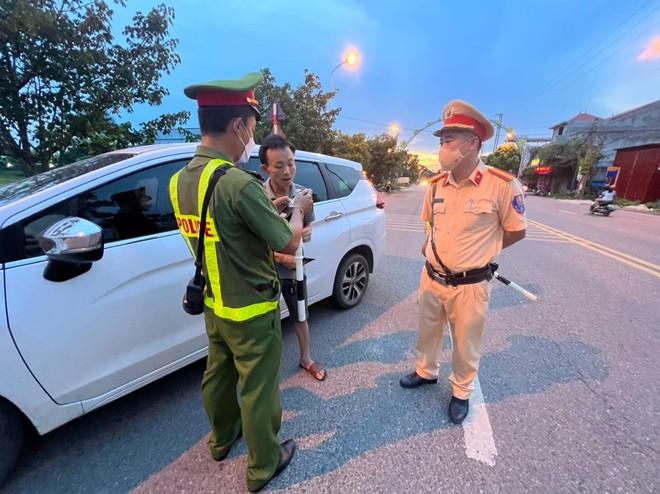 “Vượt nắng, thắng mưa” bám đường xử lý vi phạm giao thông ở cửa ngõ phía Nam Thủ đô ảnh 2