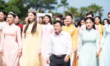 Top 38 "Miss World Vietnam 2022" dâng hương tại nghĩa trang liệt sĩ