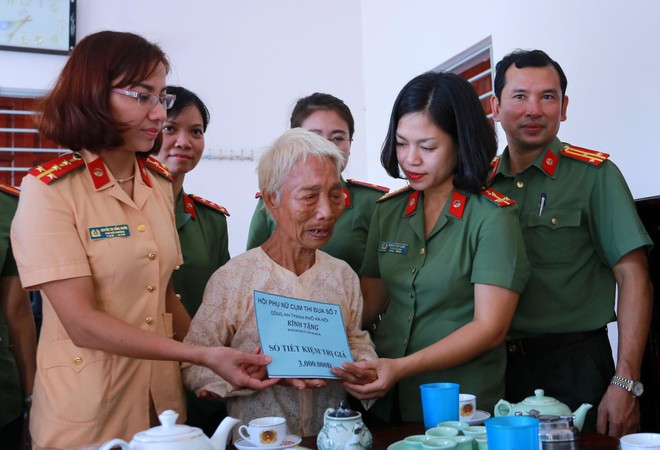 Trưng bày chuyên đề ảnh “Hà Nội – Tiếp nối truyền thống Uống nước nhớ nguồn” ảnh 3