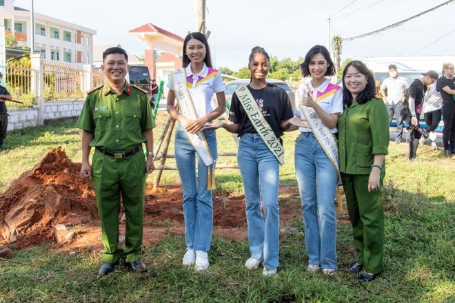 Hoa hậu Nông Thuý Hằng rạng ngời trong các hoạt động xã hội ảnh 2