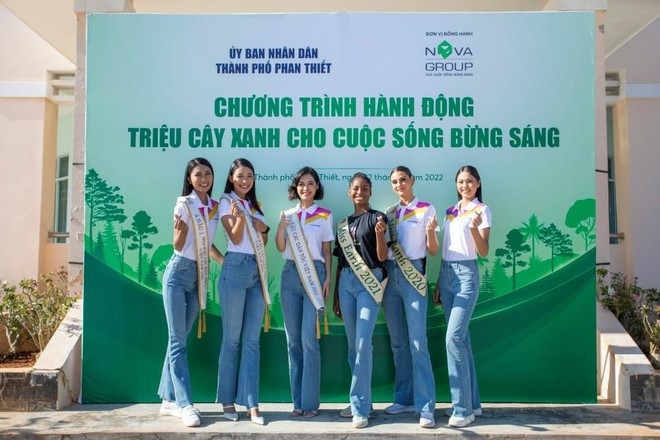 Hoa hậu Nông Thuý Hằng rạng ngời trong các hoạt động xã hội ảnh 8