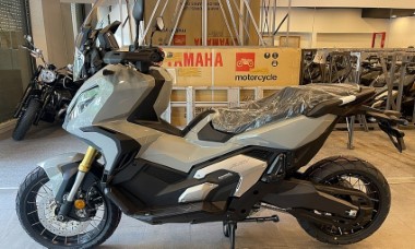 "Choáng ngợp" trước mẫu xe máy vừa cập bến tại đại lý: Honda SH phải "dè chừng"