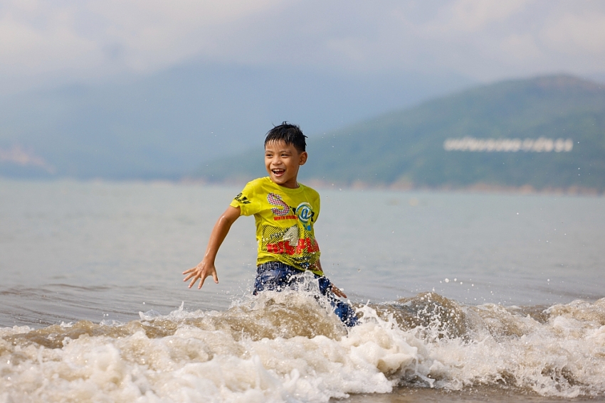 Quỹ sữa Vươn cao Việt Nam và Vinamilk dành nhiều món quà đặc biệt cho trẻ em nhân 15 năm thành lập