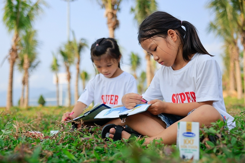 Quỹ sữa Vươn cao Việt Nam và Vinamilk dành nhiều món quà đặc biệt cho trẻ em nhân 15 năm thành lập