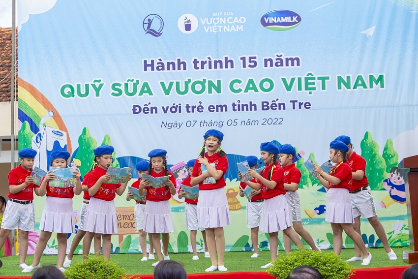 Quỹ sữa Vươn cao Việt Nam và Vinamilk dành nhiều món quà đặc biệt cho trẻ em nhân 15 năm thành lập