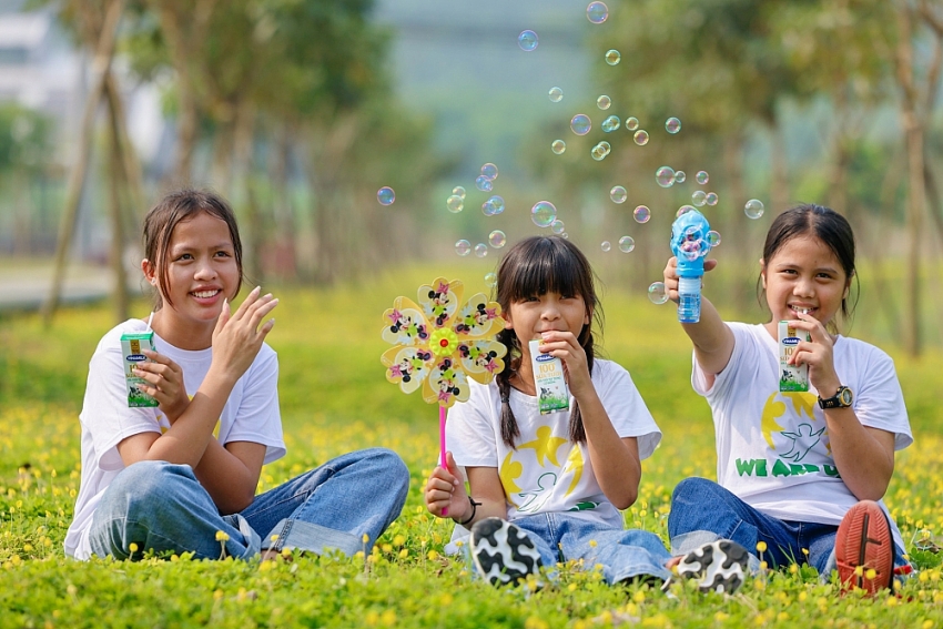 Quỹ sữa Vươn cao Việt Nam và Vinamilk dành nhiều món quà đặc biệt cho trẻ em nhân 15 năm thành lập