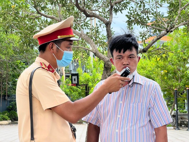 Đi ăn sáng với bạn, bị Cảnh sát giao thông 'thổi cồn' vi phạm vượt mức kịch khung ảnh 1