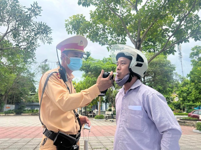 Đi ăn sáng với bạn, bị Cảnh sát giao thông 'thổi cồn' vi phạm vượt mức kịch khung ảnh 3