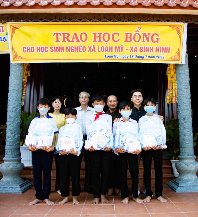 Minh Dự trao học bổng cho trẻ em nghèo hiếu học, kỷ niệm sách chạm mốc in 30 ngàn bản ảnh 3