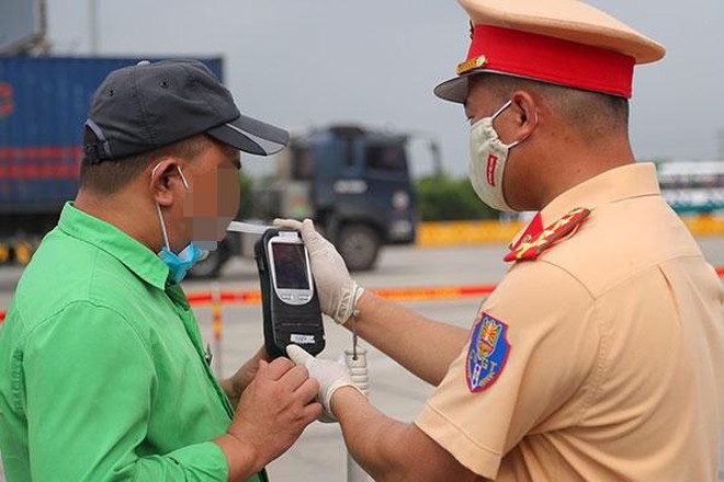 Người đàn ông bỏ đi... khi bị kiểm tra nồng độ cồn tại chốt 141 ảnh 2