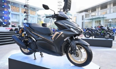 Giá xe máy chạm đáy, nên chọn Yamaha NVX hay Honda Air Blade?