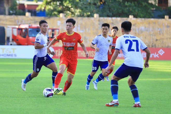 Thắng tưng bừng, CLB CAND trở lại ngôi đầu V-League 2 ảnh 1