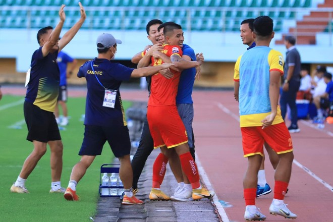 Thắng tưng bừng, CLB CAND trở lại ngôi đầu V-League 2 ảnh 2