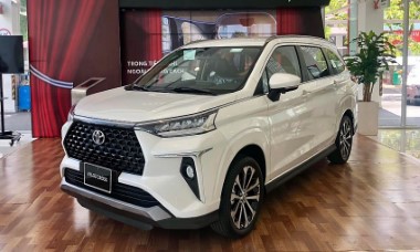 Mitsubishi Xpander "khó thở" khi Toyota Veloz Cross có thêm phiên bản tiết kiệm xăng