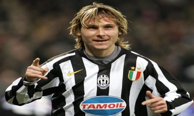 Pavel Nedved thác loạn cùng ba cô gái chỉ mặc đồ lót