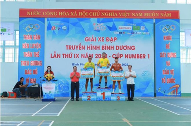 Number 1 Chanh, Dâu tiếp sức vận động viên tại chặng 3 Giải xe đạp truyền hình Bình Dương lần thứ IX ảnh 3