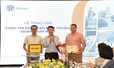 Trao giải Cuộc thi sáng tác biểu trưng quận Hoàn Kiếm.