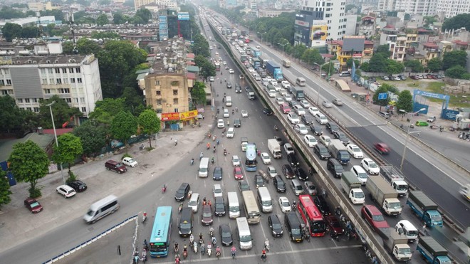 Cảnh sát giao thông Thủ đô đội mưa phân luồng, giúp người dân về quê nghỉ lễ 2-9 an toàn ảnh 1