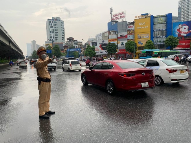 Cảnh sát giao thông Thủ đô đội mưa phân luồng, giúp người dân về quê nghỉ lễ 2-9 an toàn ảnh 2