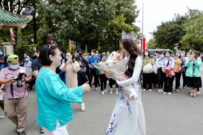 Chuyến trở về ý nghĩa của Hoa hậu Mai Phương trước khi lên đường thi "Miss World" ảnh 7