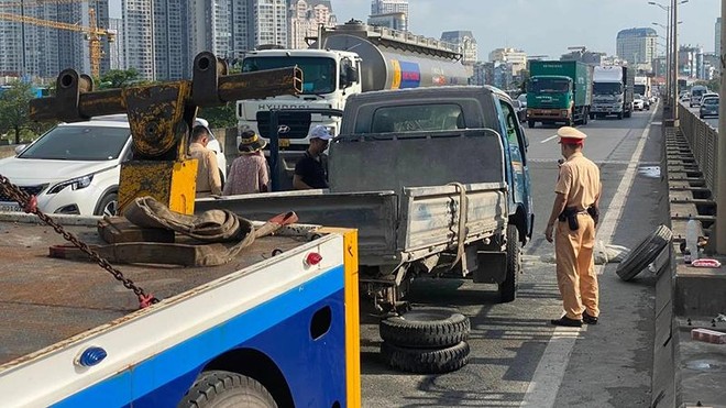 [Tin nhanh tối 1-9-2022] Ô tô tải lật chắn ngang đường vành đai 3 trên cao, xe cộ ùn tắc dài ảnh 2