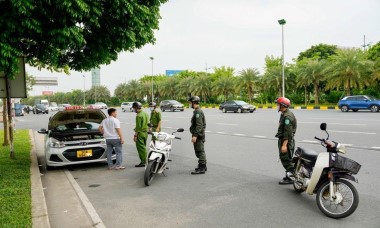 Lái xe taxi 123 dùng tuốc - nơ - vít đâm nhân viên an ninh Sân bay Quốc tế Nội Bài