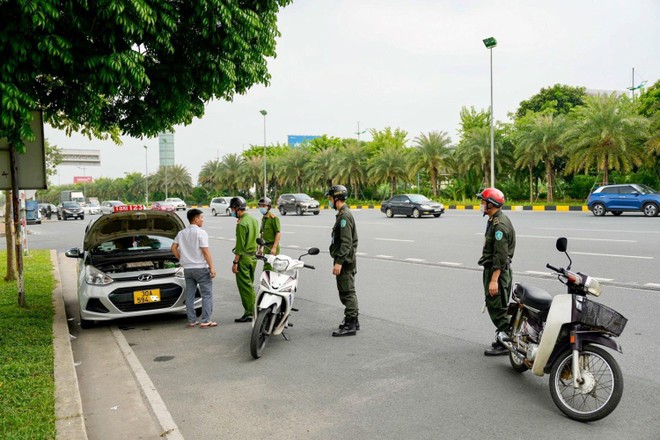 Lái xe taxi 123 dùng tuốc - nơ - vít đâm nhân viên an ninh Sân bay Quốc tế Nội Bài ảnh 1