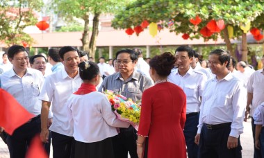 Thủ tướng Phạm Minh Chính trò chuyện với học sinh Phú Thọ trước thềm năm học mới