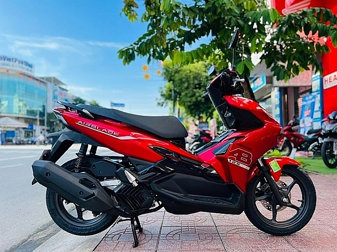 Xe máy tay ga cho nam giá 40 triệu: Honda Air Blade 125 hay Yamaha Freego S?