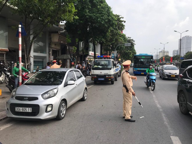 Lái xe “cù nhầy", đỗ tràn lan quanh bến xe đón trả khách ảnh 2