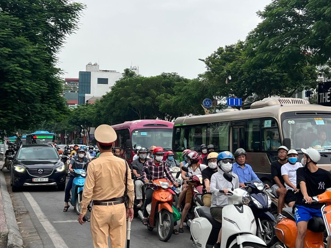 Lái xe “cù nhầy", đỗ tràn lan quanh bến xe đón trả khách ảnh 6