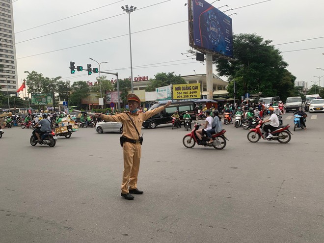 Lái xe “cù nhầy", đỗ tràn lan quanh bến xe đón trả khách ảnh 9