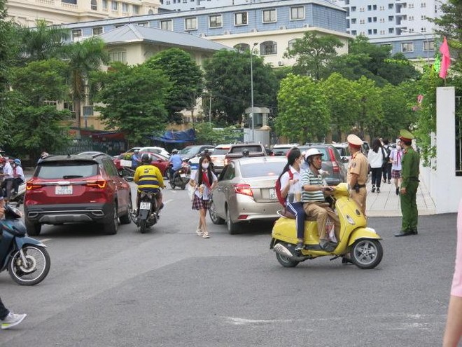 Công an Thủ đô phân luồng phục vụ học sinh toàn thành phố trong ngày khai giảng năm học mới ảnh 2